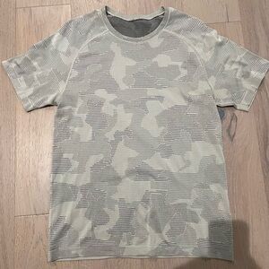 Lululemon vent tech shirt